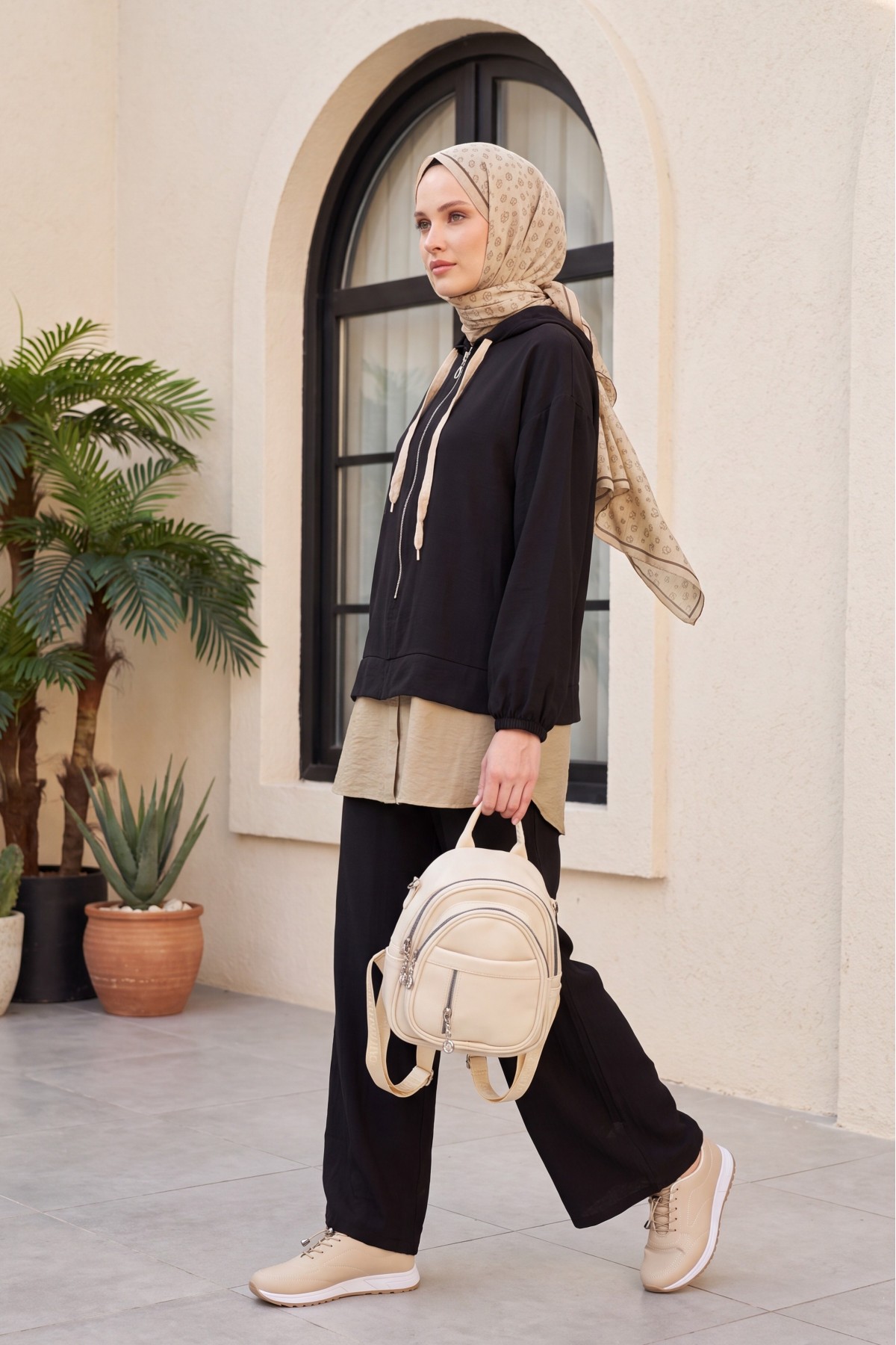 Strawberry Set with Half-Zip Hooded Sweatshirt, Elasticated Cuffs, and Wide-Leg Pants -Black