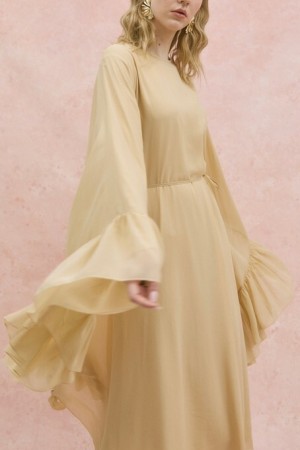 Yanı Fırfırlı Asimetrik Kesim Bağcıklı İçlikli Şifon Elbise Abaya Takım  -Bej