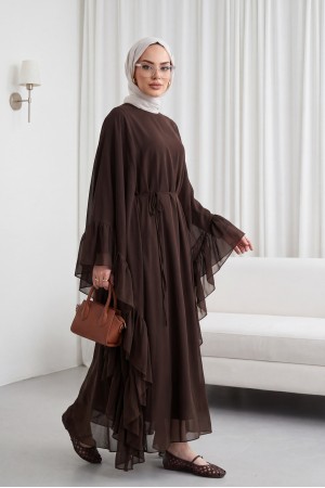 Yanı Fırfırlı Asimetrik Kesim Bağcıklı İçlikli Şifon Elbise Abaya Takım  -Kahverengi
