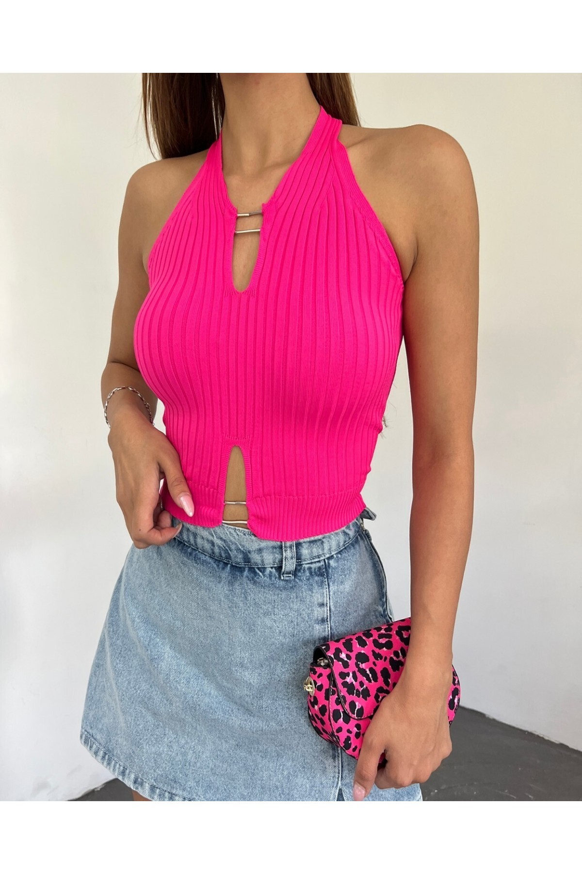 Metal Detaylı Sıfır Kol Fitilli Triko Crop Atlet -Fuşya