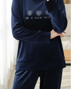 طقم بيجامة مخملية فرنسية مع نص منقوش -كحلي