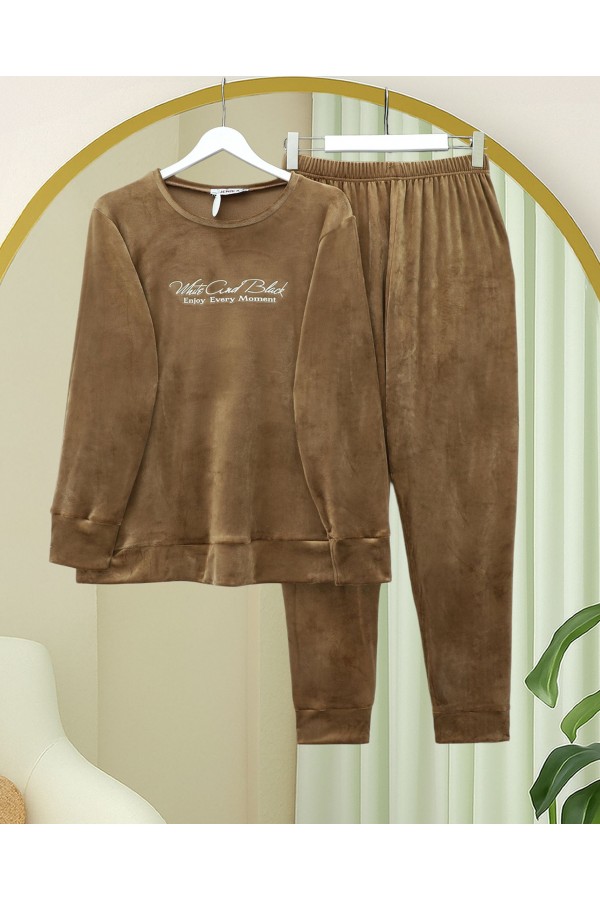 Kabartma Yazılı Fransız Kadife Pijama Takımı -Tarçın