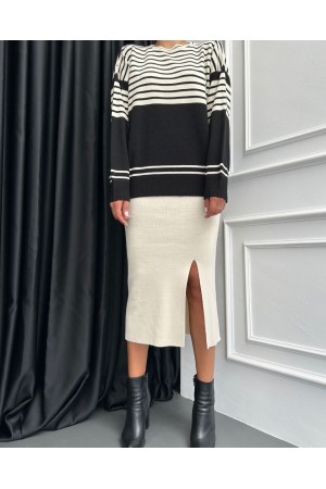 طقم تريكو تنورة مخططة برقبة دائرية -لون كريمي