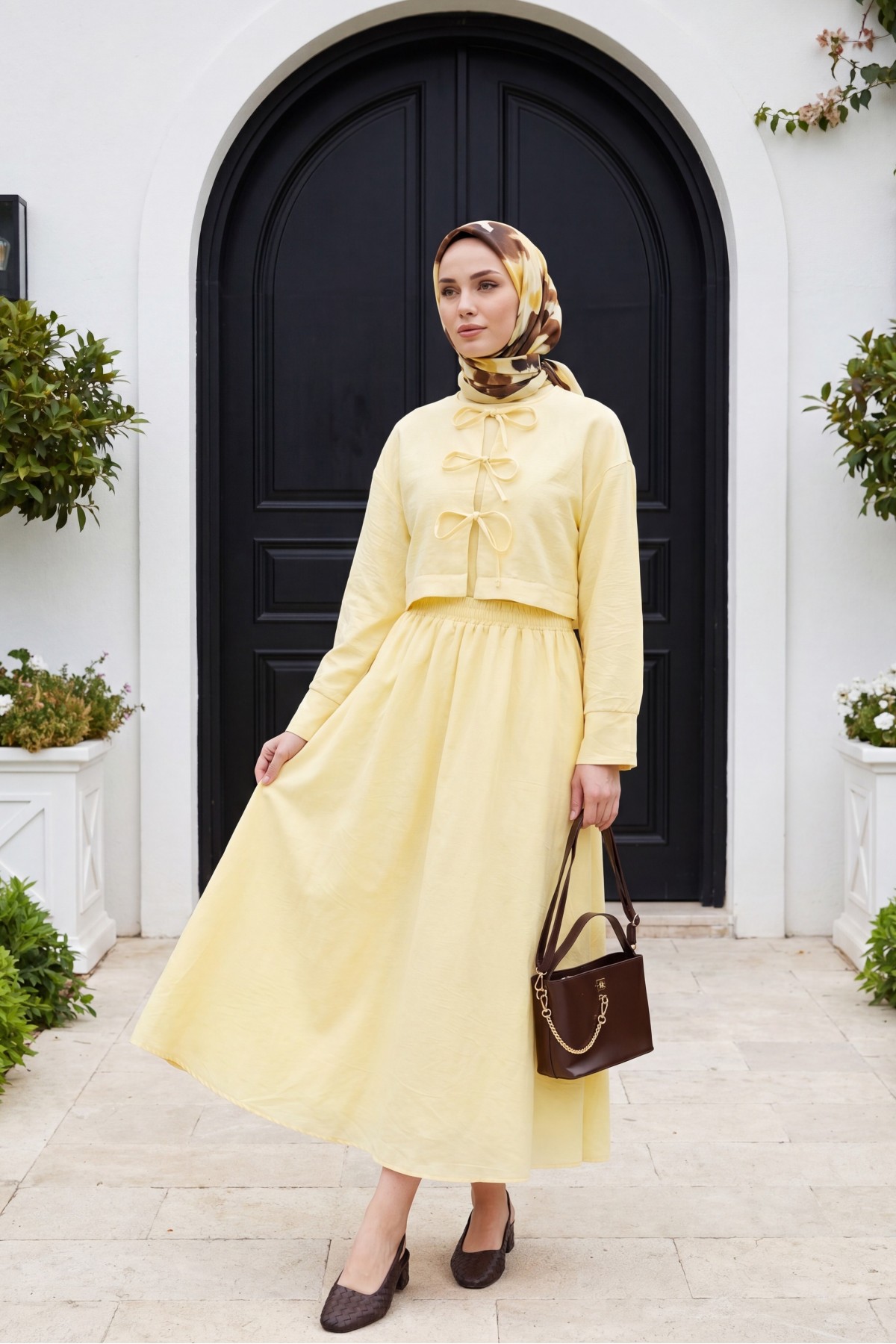 Linen Suit with Elastic Waist and Lace     -Yellow