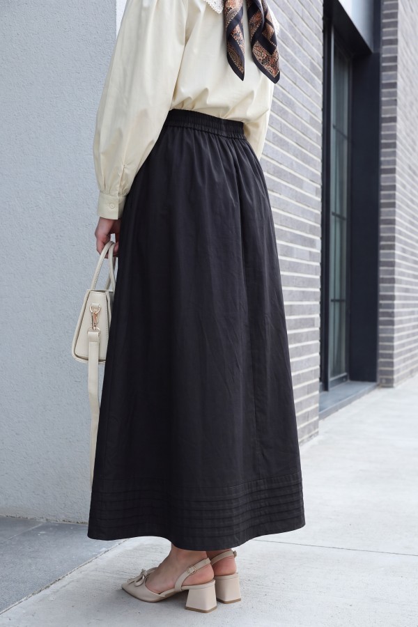 Skirt with Elastic Waist, Pockets and Stitching Details    -Black