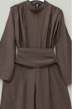 Dik Yaka Pilise Detaylı Cepli Kemerli Çilek Tulum -Kahve