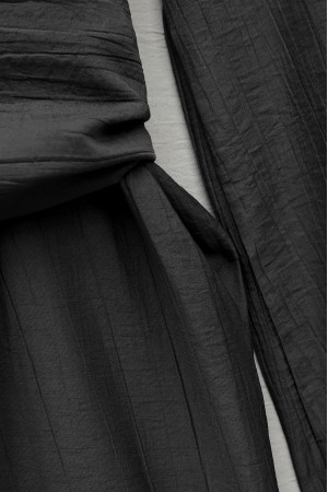 Dik Yaka Pilise Detaylı Cepli Kemerli Çilek Tulum -Siyah