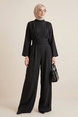 Dik Yaka Pilise Detaylı Cepli Kemerli Çilek Tulum -Siyah