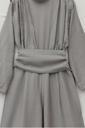 Dik Yaka Pilise Detaylı Cepli Kemerli Çilek Tulum -Toprak