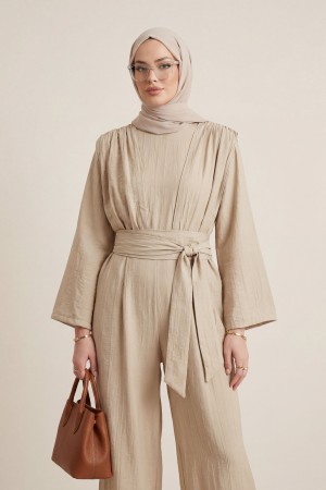 Dik Yaka Pilise Detaylı Cepli Kemerli Çilek Tulum -Vizon