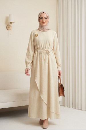 فستان من الكتان مبطن، ذو طبقتين أماميتين، مزين ببروش وحزام. -اللون البيج
