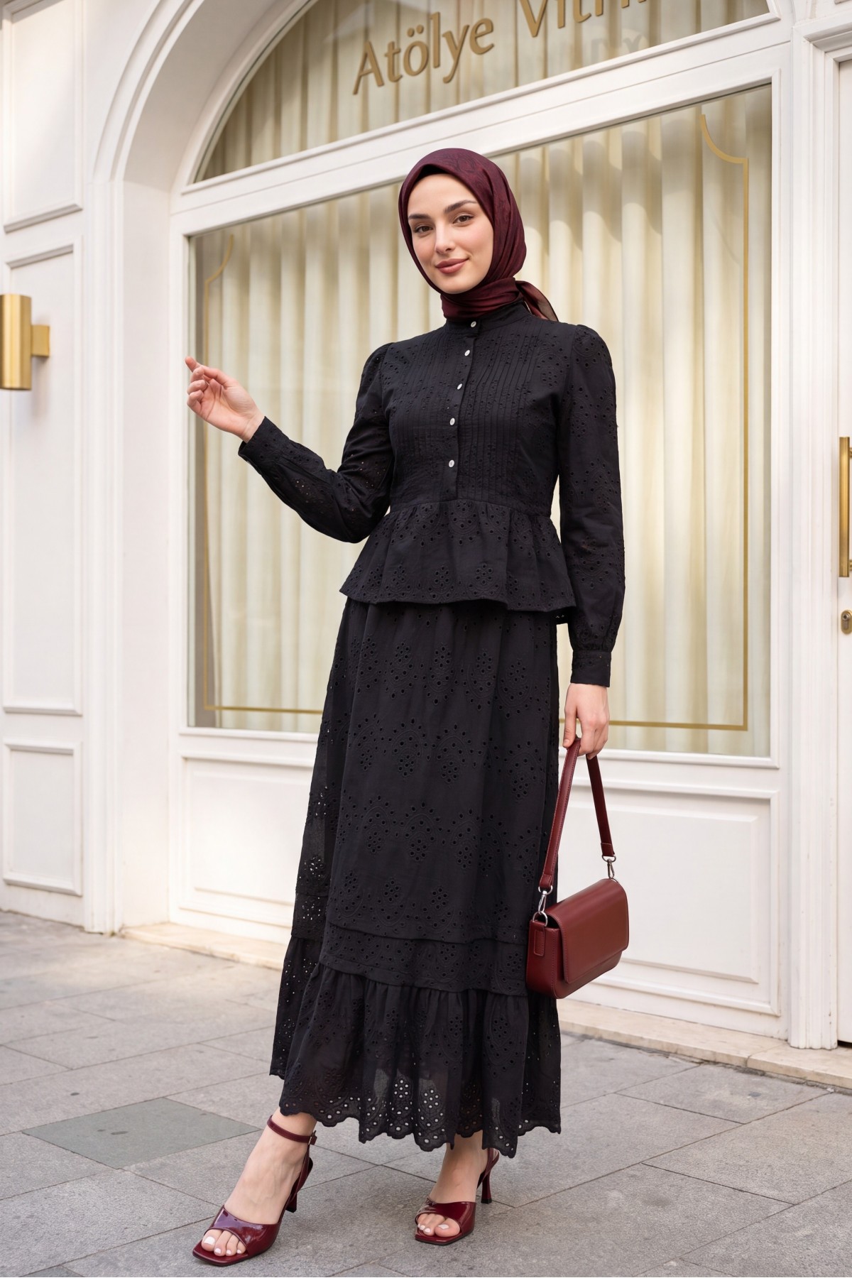 Linen suit with ribbed front, stone buttons, ruffled hem, and lined skirt.  -Black detay görseli