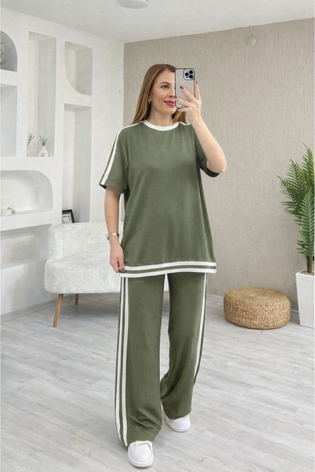 Women's Short-Sleeve Crew Neck Two-Piece Set of Viscose Blouse and Pants with Two-Color Stripe Detail