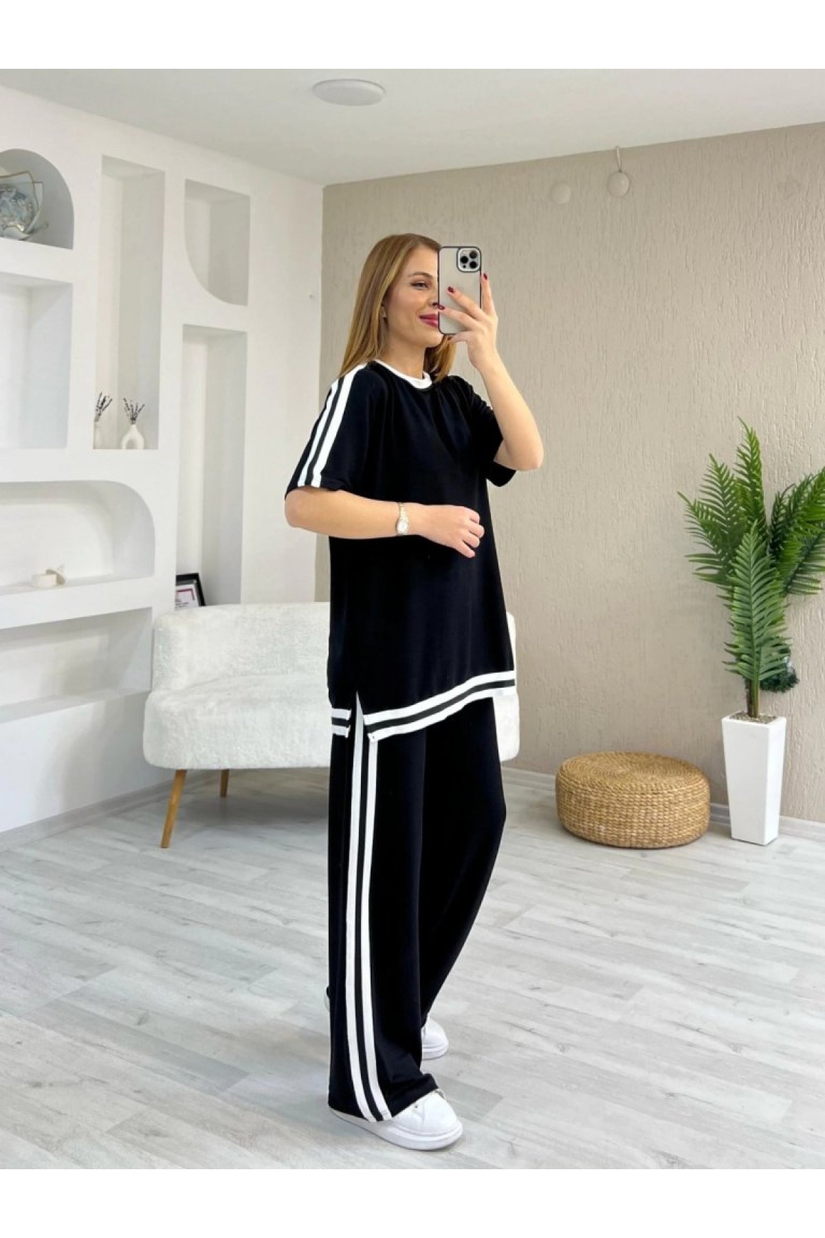 Women's Short-Sleeve Crew Neck Two-Piece Set of Viscose Blouse and Pants with Two-Color Stripe Detail.