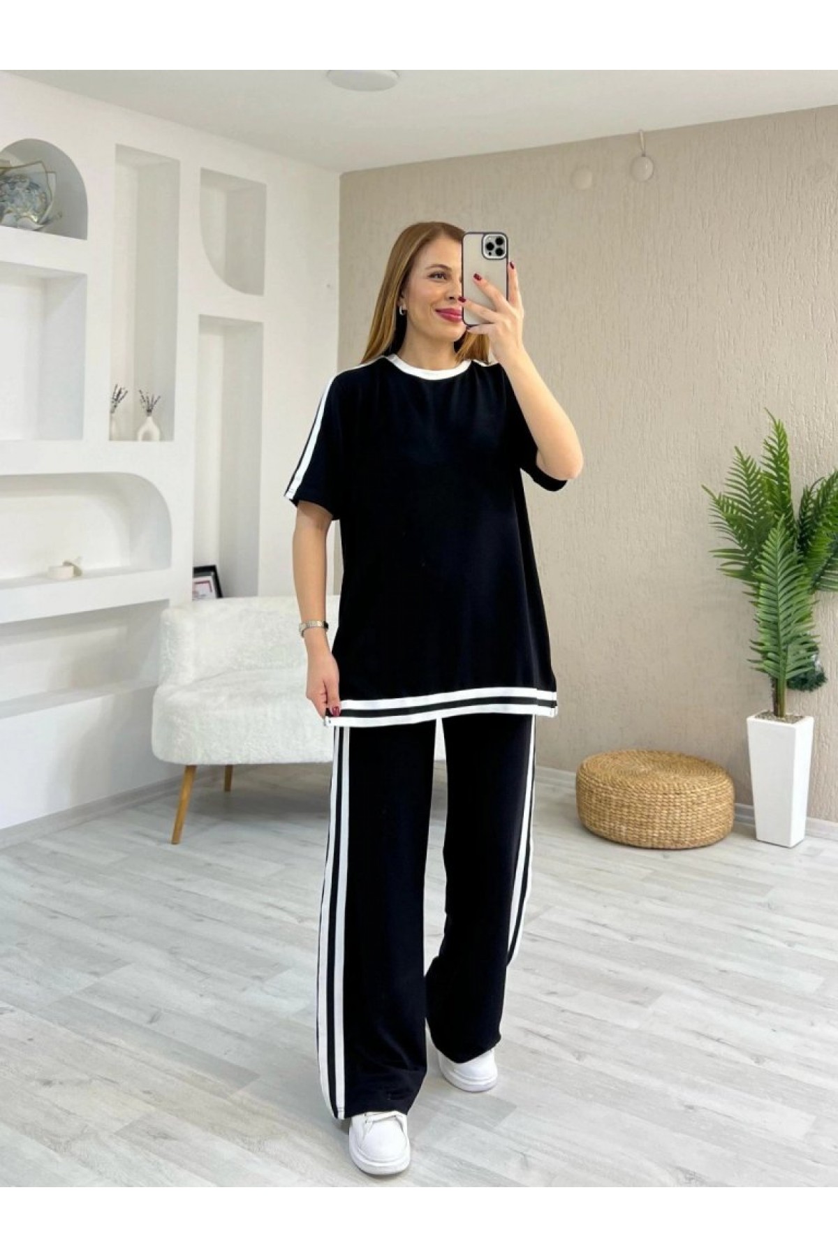 Women's Short-Sleeve Crew Neck Two-Piece Set of Viscose Blouse and Pants with Two-Color Stripe Detail.