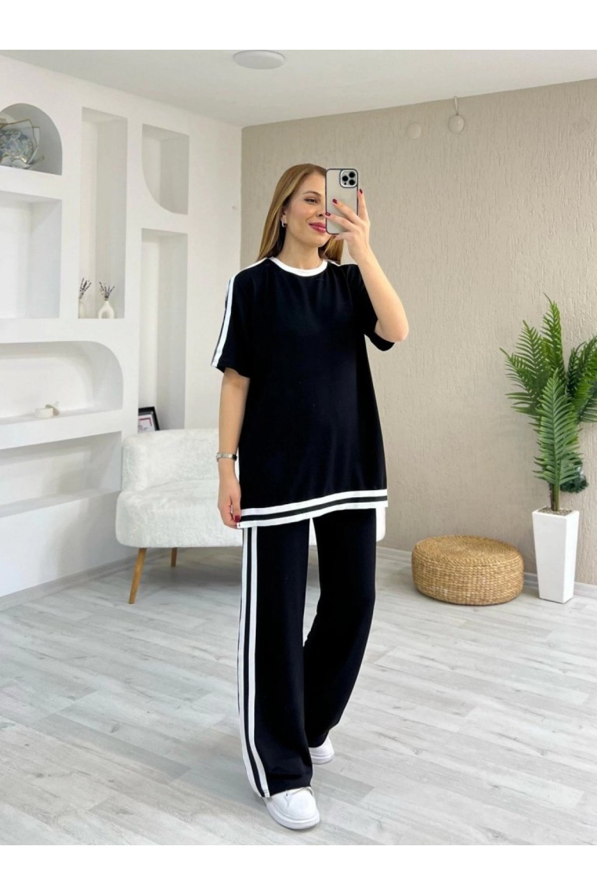 Women's Short-Sleeve Crew Neck Two-Piece Set of Viscose Blouse and Pants with Two-Color Stripe Detail. detay görseli