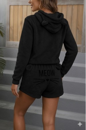 طقم نسائي من قطعتين بلوزة قطيفة بأكمام طويلة وغطاء للرأس وشورت قصير