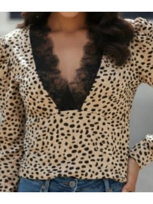 Kadın Uzun Kollu önden Derin Dantel Yaka Leopar Desenli Dalgıç Bluz