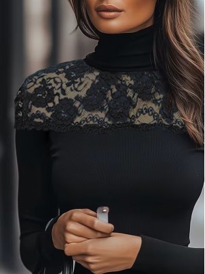 بلوزة نسائية بأكمام طويلة وياقة عالية من الدانتيل