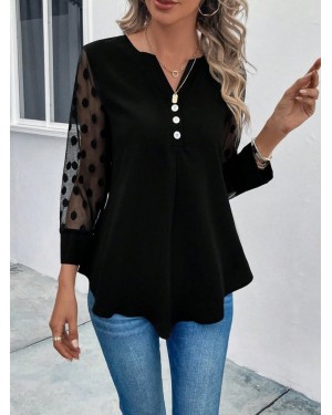 بلوزة نسائية بأكمام طويلة وأزرار أمامية، مزينة بتفاصيل من التول على الأكمام.