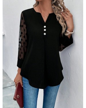 بلوزة نسائية بأكمام طويلة وأزرار أمامية، مزينة بتفاصيل من التول على الأكمام.
