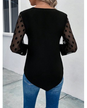 بلوزة نسائية بأكمام طويلة وأزرار أمامية، مزينة بتفاصيل من التول على الأكمام.