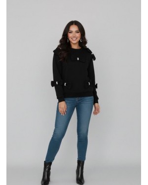 بلوزة نسائية برقبة دائرية مزينة بفيونكة