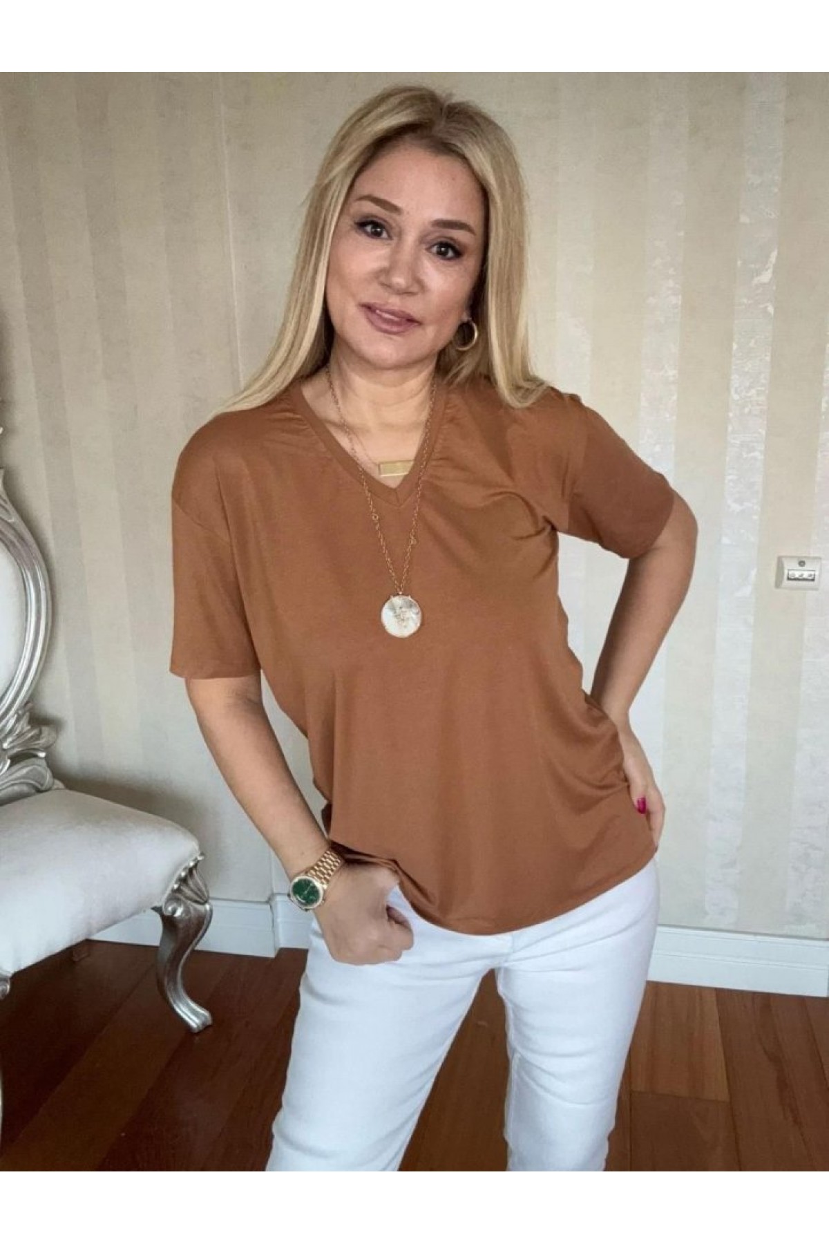 بلوزة نسائية بأكمام قصيرة وفتحة رقبة على شكل حرف V