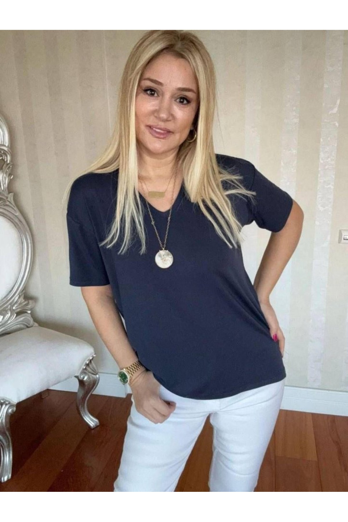 بلوزة نسائية بأكمام قصيرة وفتحة رقبة على شكل حرف V