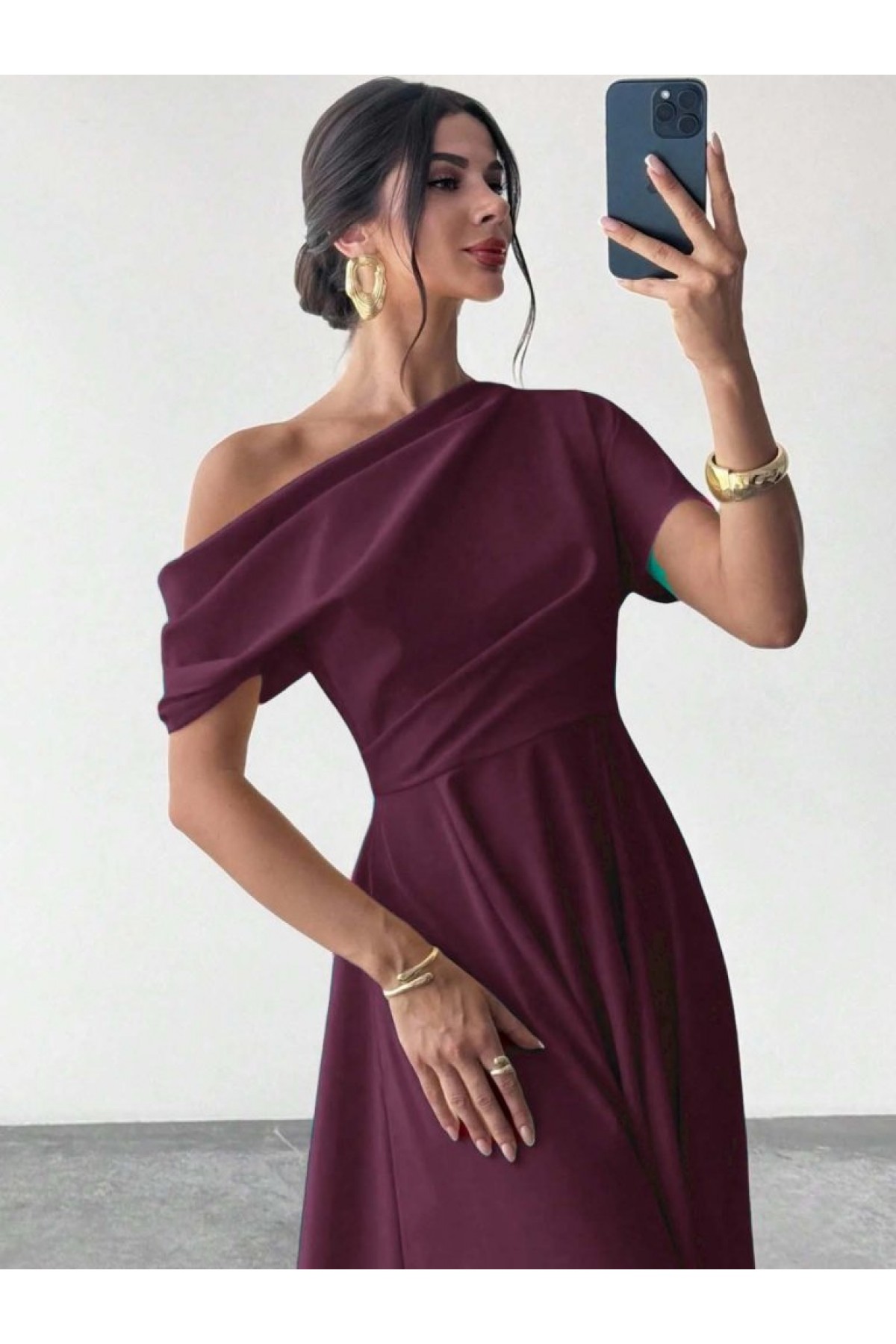 Women's Off-Shoulder Short-Sleeved Pleated Long Shimmering Crepe Dress