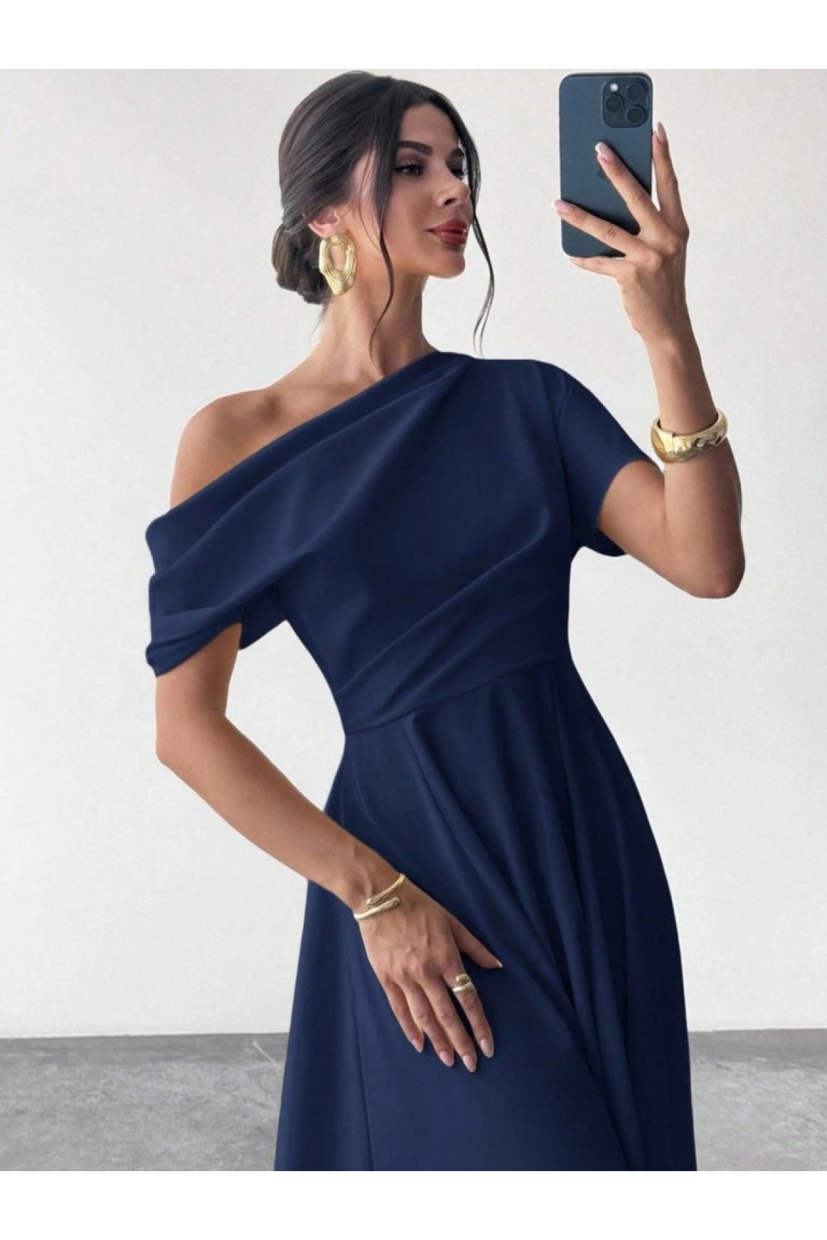 Women's Off-Shoulder Short-Sleeved Pleated Long Shimmering Crepe Dress