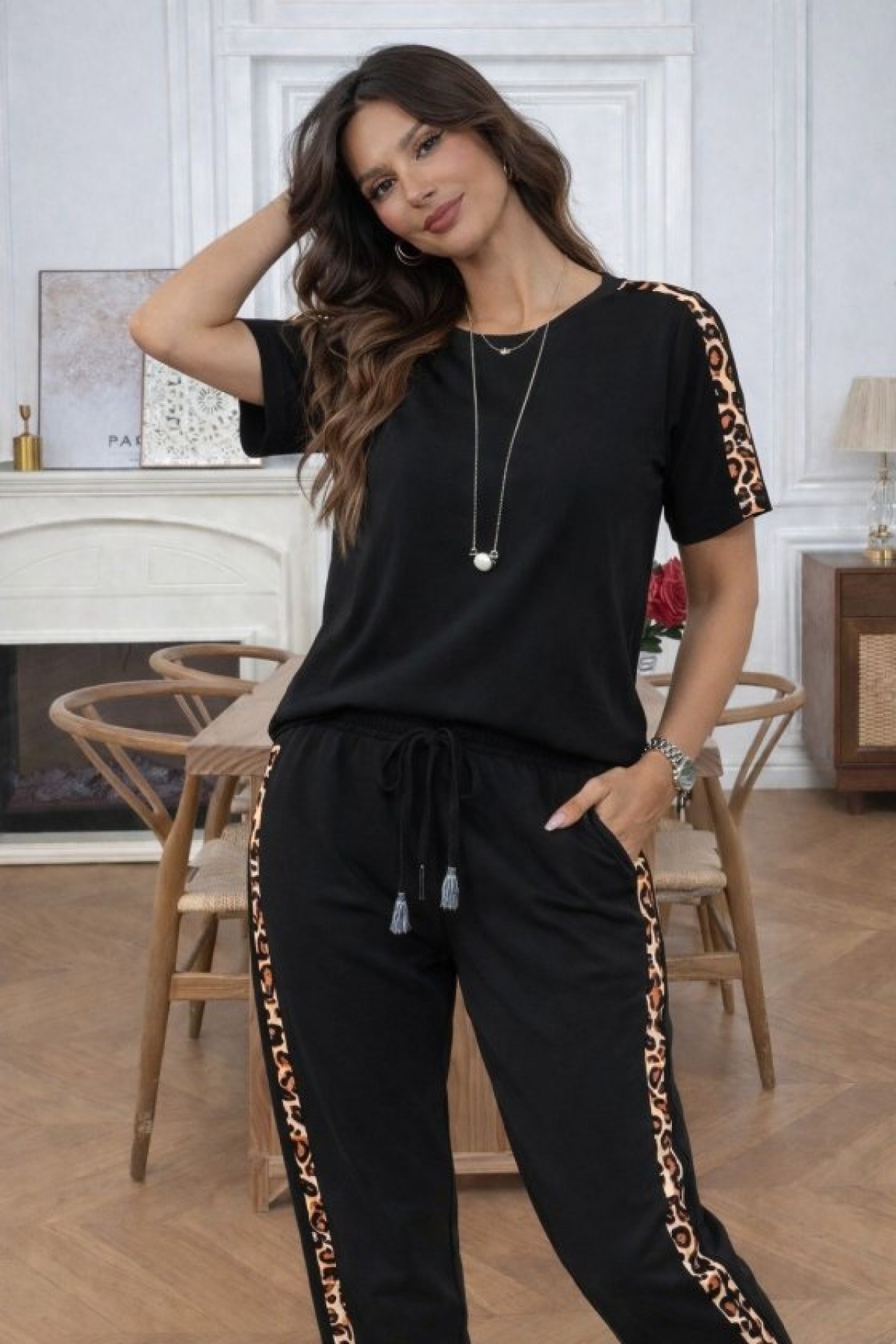 Short-sleeved, crew neck viscose two-thread blouse and trousers two-piece set.