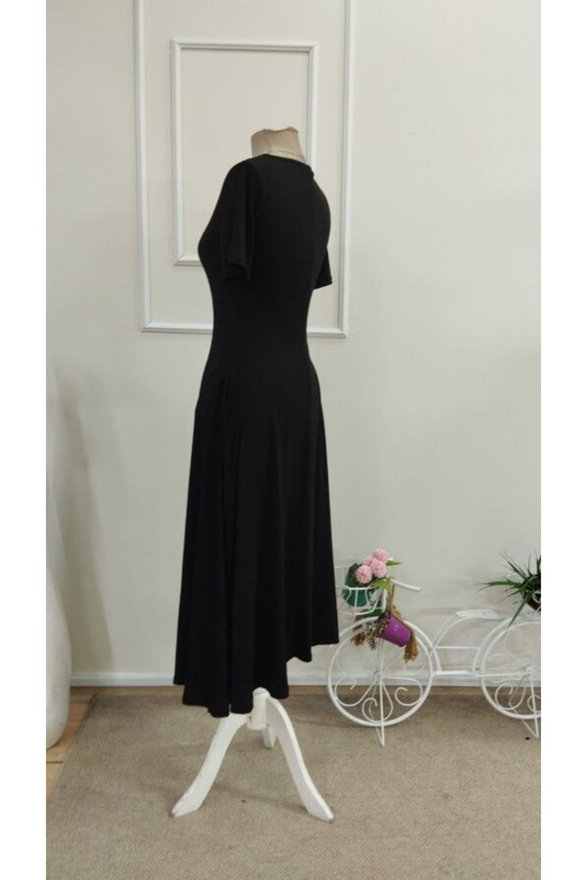 Women's Short-Sleeved V-Neck Midi Viscose Dress with Pockets