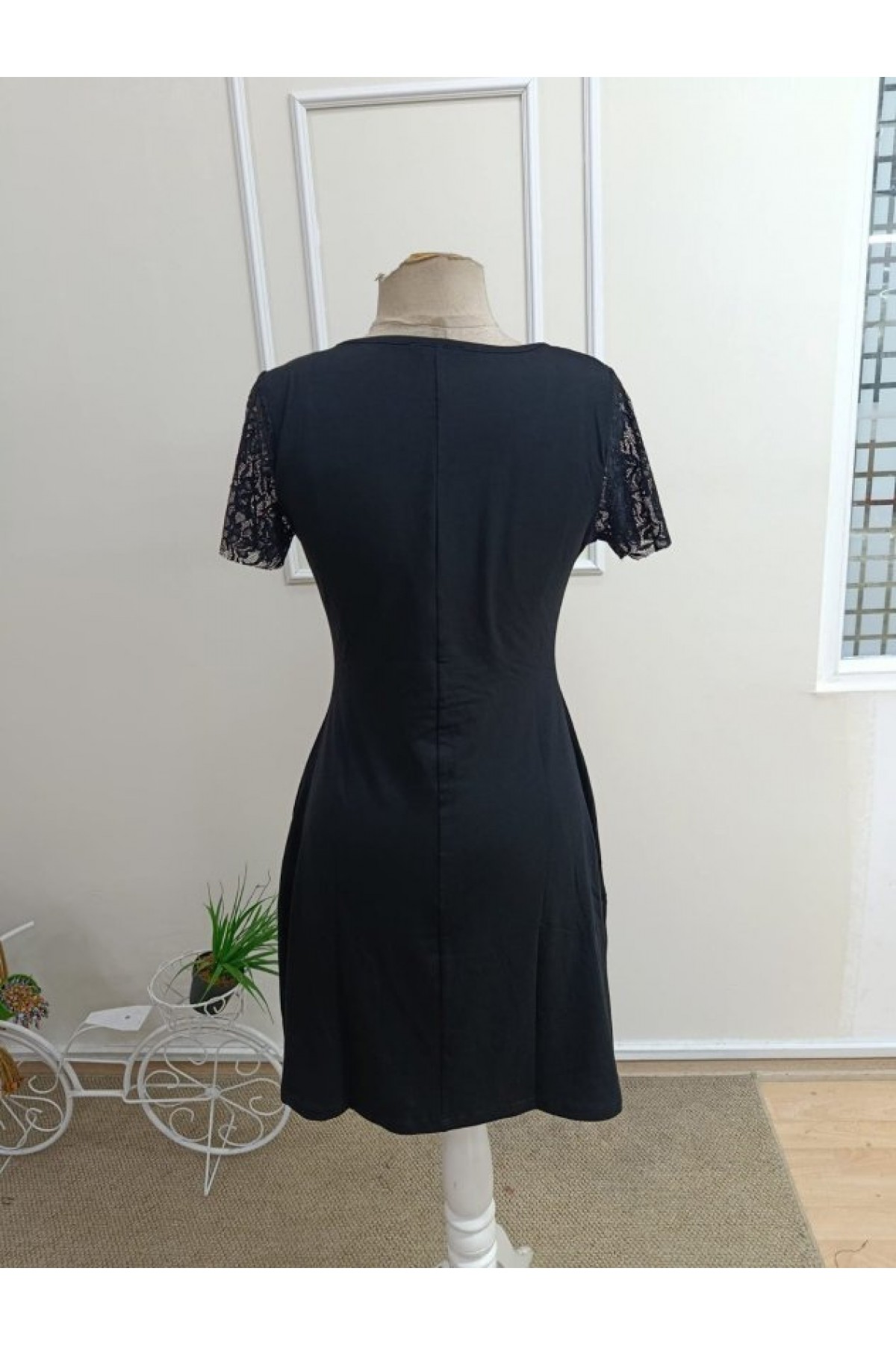 Women's Short-Sleeved Round Neck Short Viscose Dress with Lace Sleeves