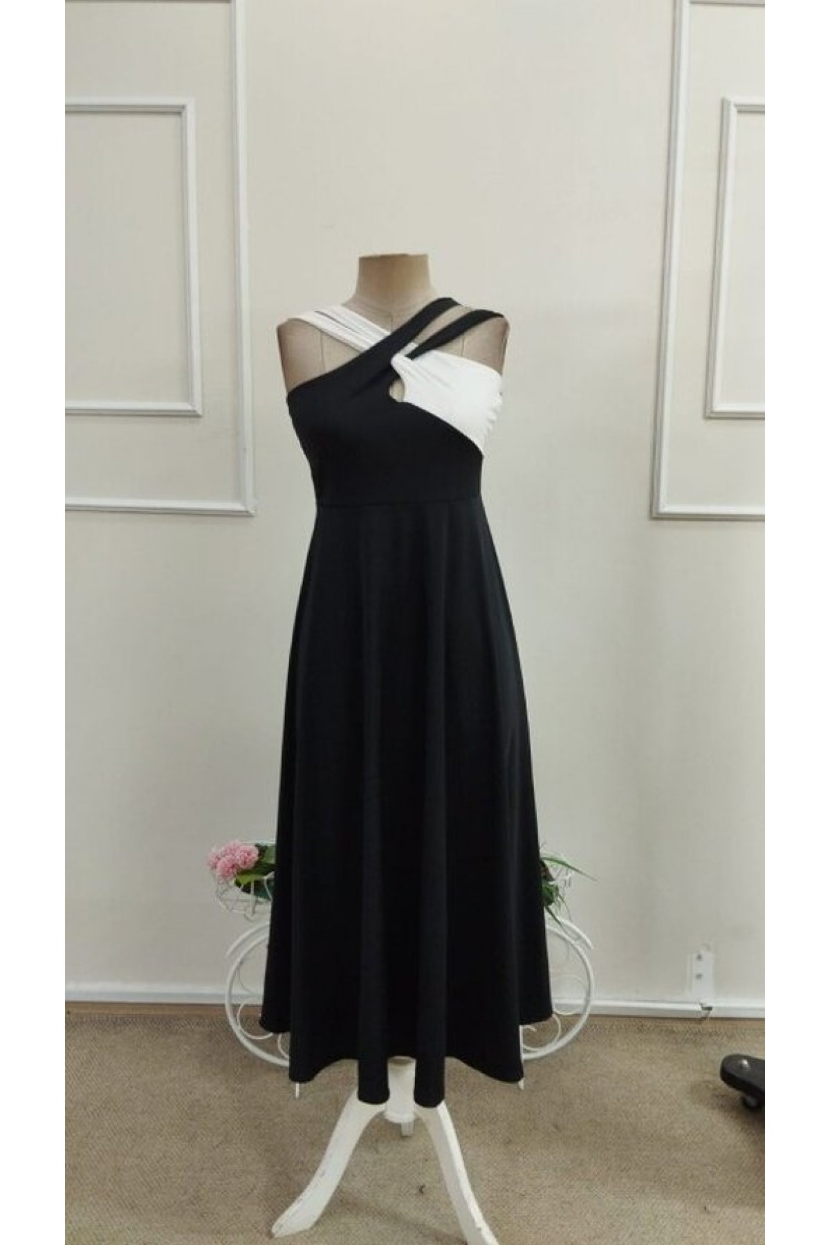 Women's Front Cross Strap Interlocking Detail Block Pattern Flared Midi Scuba Dress