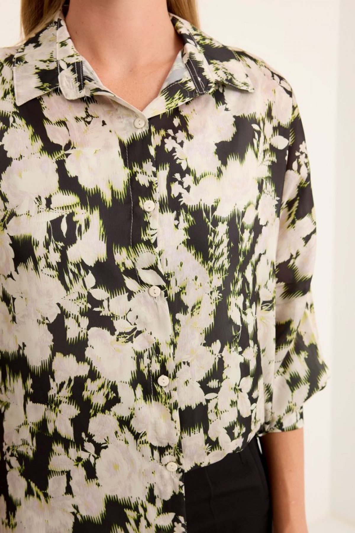 Green Black Floral Patterned Oversize Satin Shirt 3985 detay görseli