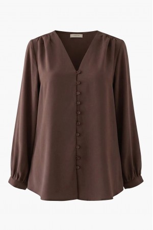 قميص طويل بفتحة رقبة على شكل حرف V وأزرار في الخلف -بنى