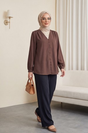قميص طويل بفتحة رقبة على شكل حرف V وأزرار في الخلف -بنى