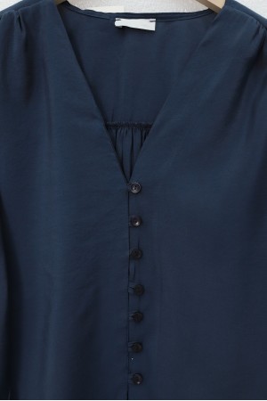 قميص طويل بفتحة رقبة على شكل حرف V وأزرار في الخلف -كحلي