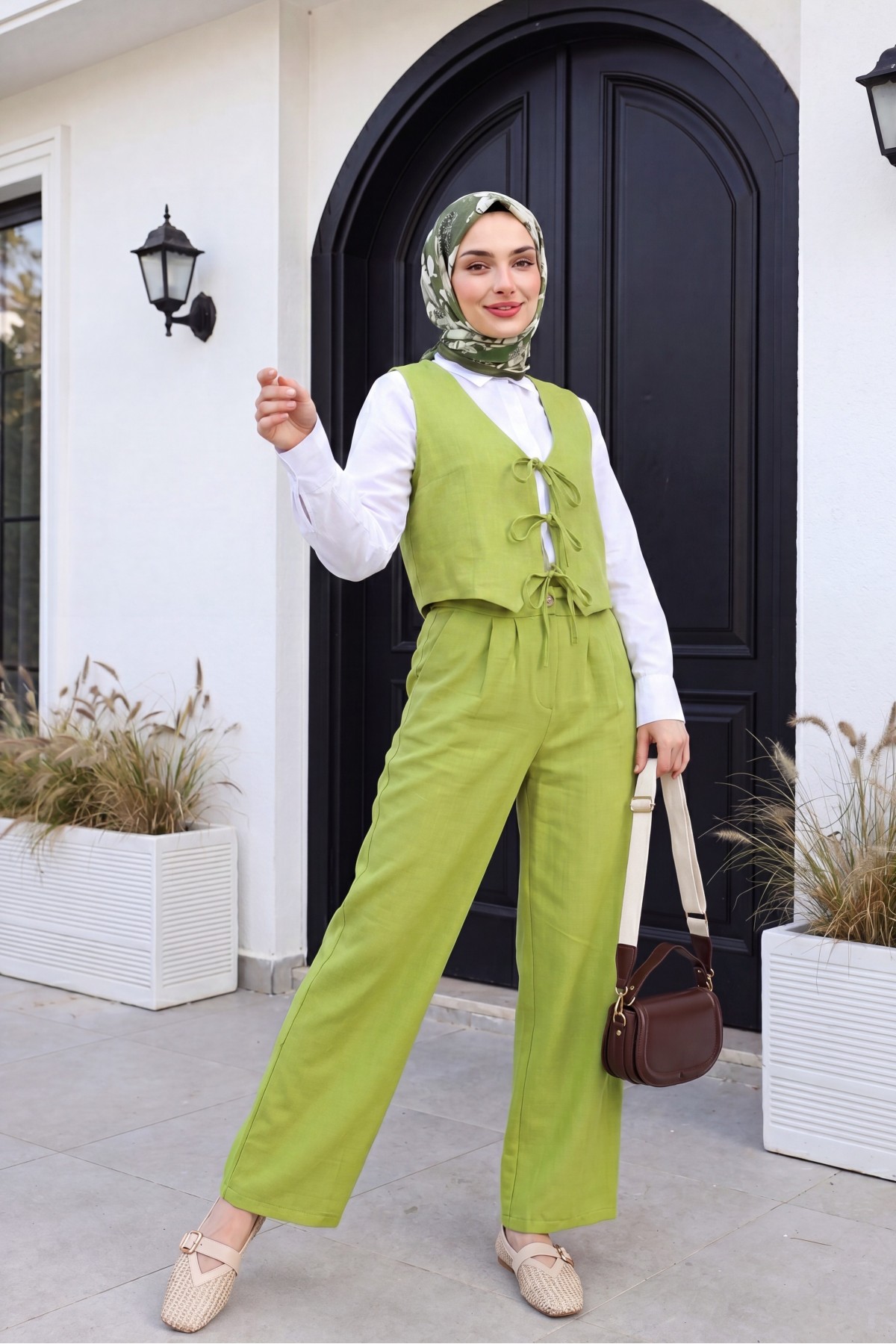 طقم مكون من قطعتين: سترة وبنطال بتصميم يشبه الكتان مع رباط أمامي. -زيت أخضر