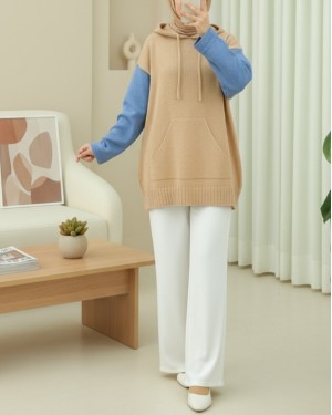 سترة محبوكة من قماش الدنيم بغطاء رأس وتفاصيل جيوب الكنغر -تدرجات البيج