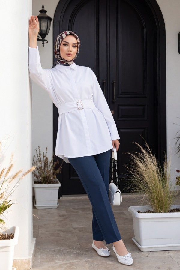 سترة من قماش البوبلين مزودة بحزام بإبزيم وأكمام مزدوجة الأكمام وأزرار مخفية -أبيض