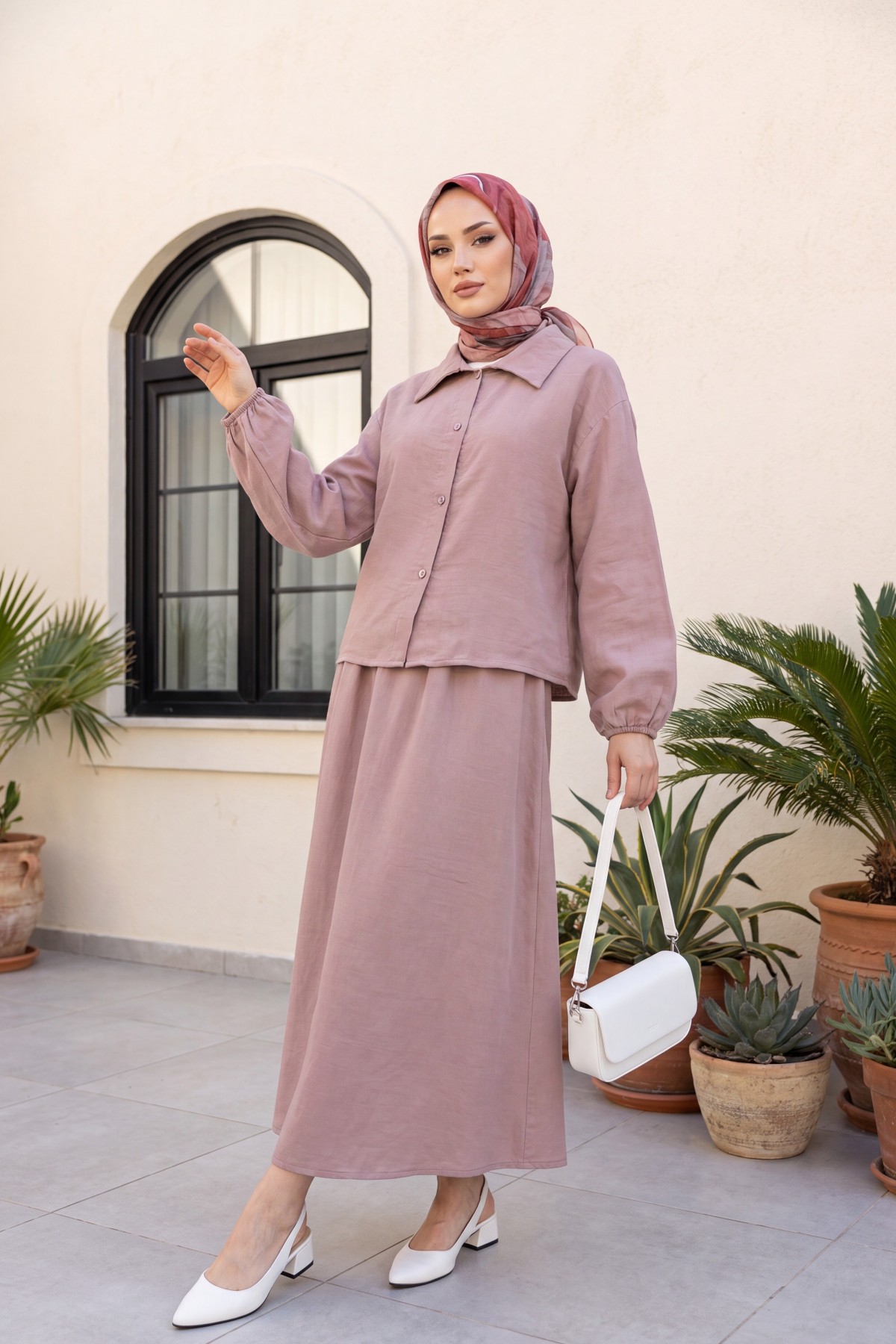 طقم من الموسلين بأزرار أمامية، وأكمام بأطراف مطاطية، وتنورة -بودرة