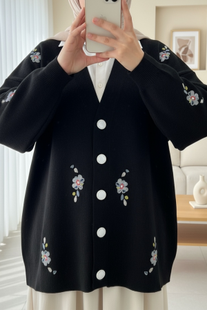 Çiçek Nakışlı Parlak Düğmeli Triko Hırka -Siyah