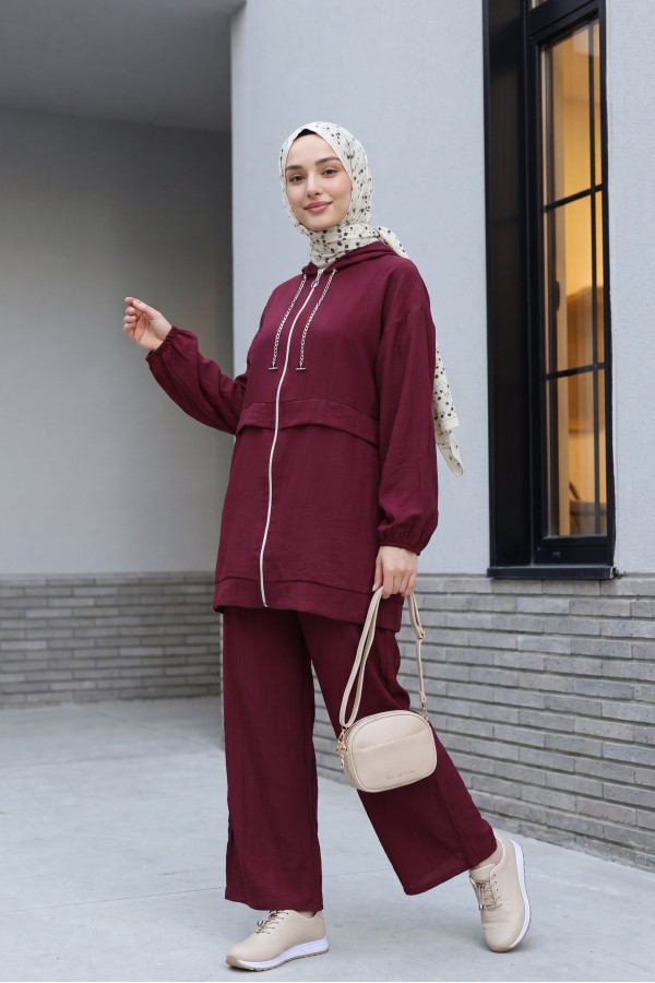 Strawberry Style Hooded Sweatshirt with Chain Collar and Zip-Up Pants -Maroon
