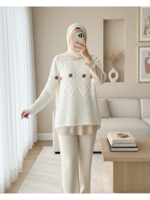 Çiçek Nakışlı Ponpon Örgülü Triko Kazak -Ekru