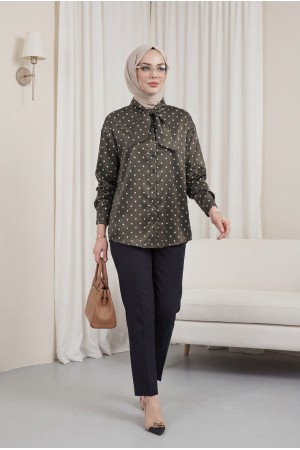 Yakası Fular Detaylı Boydan Düğmeli Puantiyeli Saten Gömlek  -K. Kahve