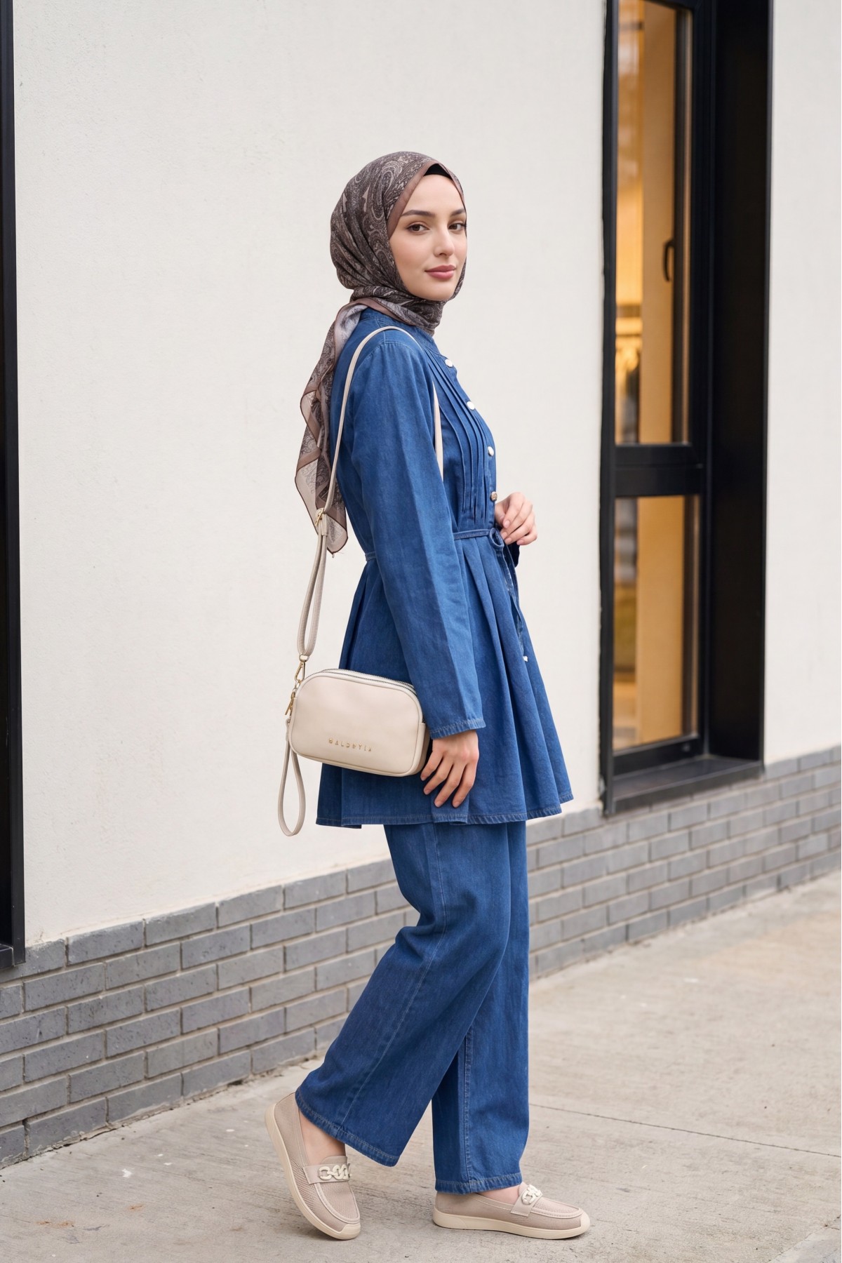 Half-buttoned, pleated front, tie-waist denim suit with trousers. -İndigo