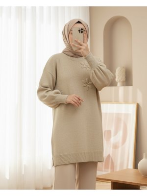 Çiçek Desenli Taşlı Yumoş Triko Kazak -Açık Vizon