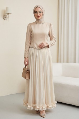 بلوزة من الساتان، وتنورة من الشيفون اللامع مزينة بتفاصيل من الأحجار والكشكشة. -اللون البيج